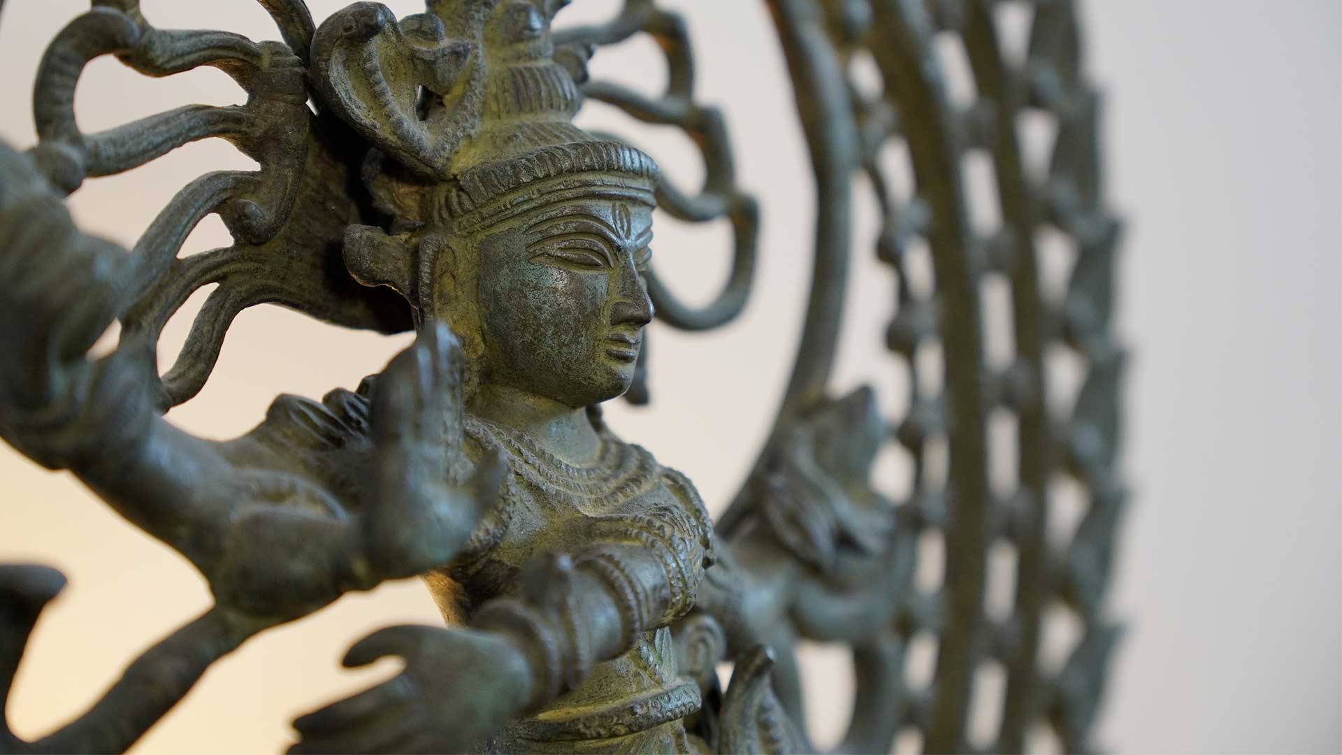 Statue de Nataraja, Shiva dansant, dans un feuillage