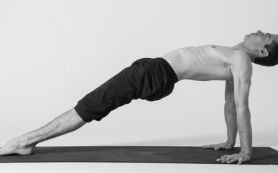 Pūrvottānāsana : le corps tendu à l’extrême